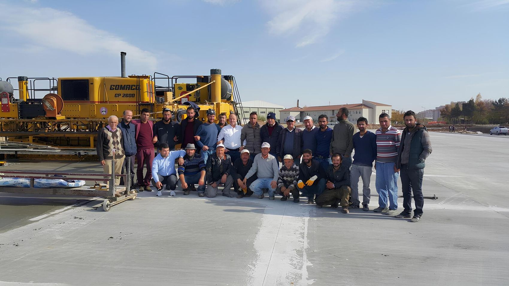 RASE İnşaat saha ekibi finişer önünde