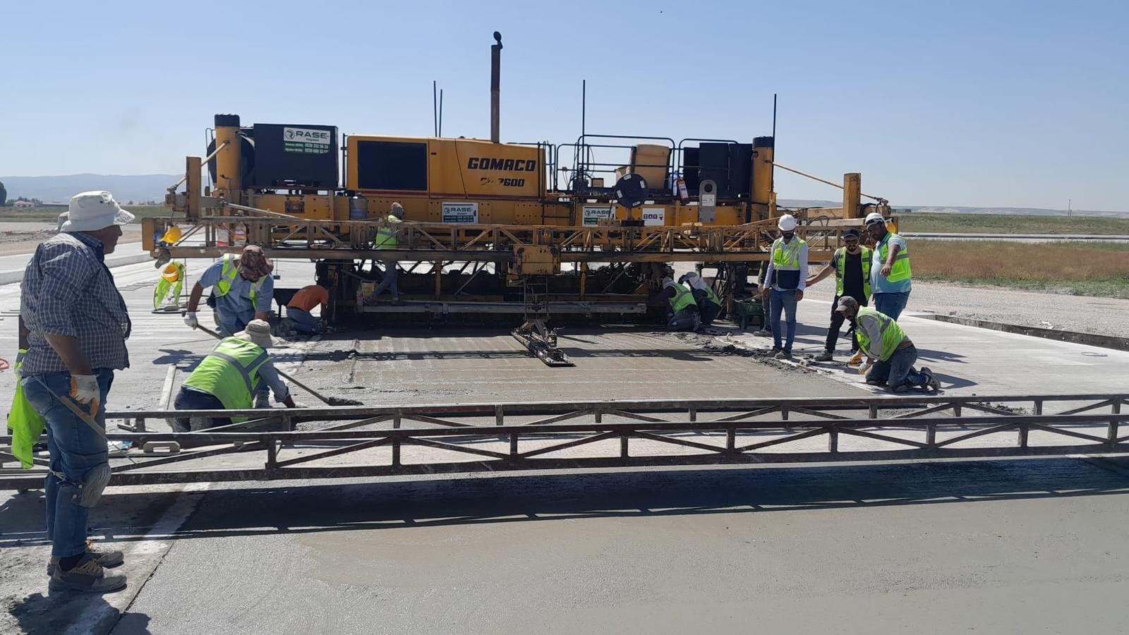 Kayar kalıplı finişer ile beton serimi